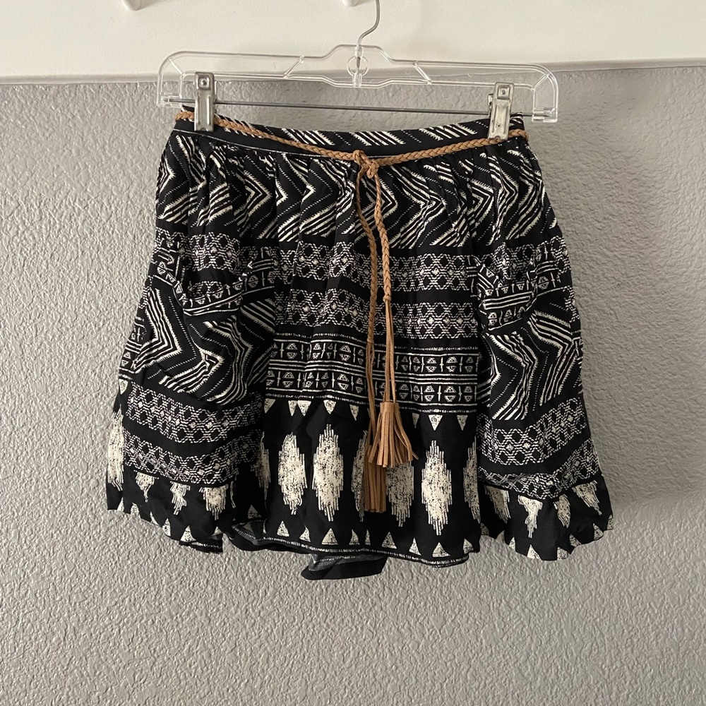 Forever 21 black and cream mini skirt